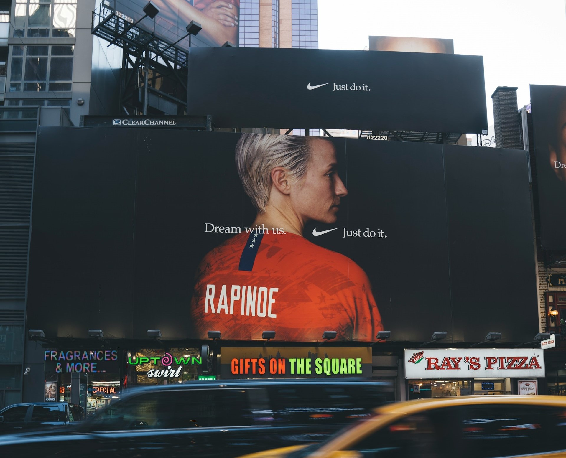 لوحات الإعلانات الرقمية